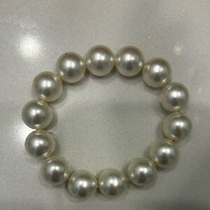 Bracelet pearls - $8